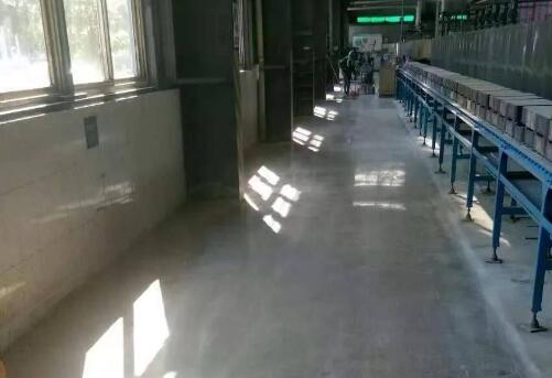 裝甲地坪地坪和環(huán)氧地坪差別有多大？十堰固化拋光裝甲地坪如何施工？